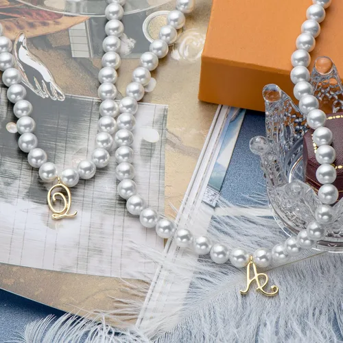 Vista 3 de Collar de perlas con inicial chapado en oro de 14 quilates, 26 mayúsculas A-Z, cadena redonda de perlas blancas de 16 pulgadas