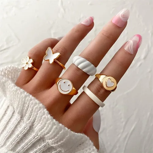 Vista 5 de KISS WIFE Cute Rings Aesthetic Rings for Girls Women Y2K Preppy Jewelry Stackable Joint Finger Rings for Teen Girls Gold White Pink Green Rings Set