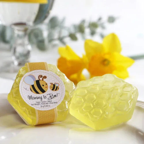 Vista 2 de Kate Aspen Jabón de panal perfumado con miel dulce y flores frescas, recuerdos de baby shower de mamá a abeja, paquete de 4 unidades, 21084NA