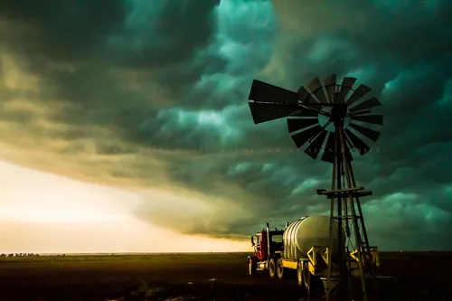 Vista 7 de Impresión de fotografía campestre (no enmarcada) Imagen de molino de viento y camión bajo nubes de tormenta avanzadas en el día de verano
