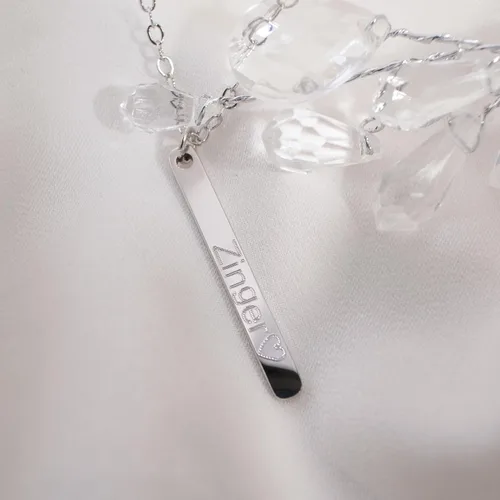 Vista 7 de Petite Boutique Collar de barra vertical con nombre, regalo personalizado, delicado chapado en oro de 16 quilates con delicados dijes iniciales