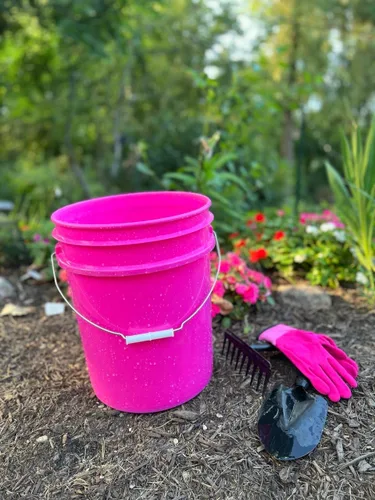 Vista 3 de House Naturals Cubo de grado alimenticio rosa magenta de 5 galones con tapa de rosca, paquete de 2 contenedores fabricados en Estados Unidos