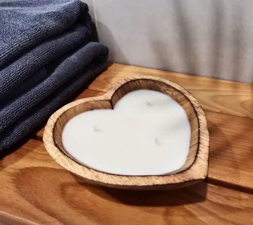 Vista 3 de Cuenco de madera con forma de corazón de 6 pulgadas, vela de cera de soja perfumada de vainilla y sándalo, 3 mechas de 5 onzas, cuencos de masa