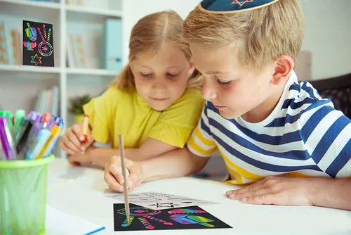 Vista 2 de The Dreidel Company Paquete de 4 plantillas para rascar Hanukkah, arte para rascar arco iris, marcadores y formas temáticas de vacaciones, juego