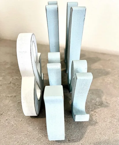 Vista 6 de Letrero de madera con texto en inglés "Mr & Mrs" para decoración de boda para mesa de recepción de novios. Letras de madera para centros de mesa