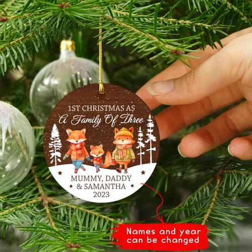Vista 4 de Adorno personalizado de Our Christmas As A Family of Three 2025 – Primera Navidad como familia de 3 zorros – Regalos para padres recién nacidos