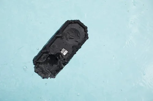 Vista 7 de Altec Lansing LifeJacket Jolt - Altavoz Bluetooth impermeable, altavoz duradero y portátil con carga inalámbrica Qi y asistente de voz, negro