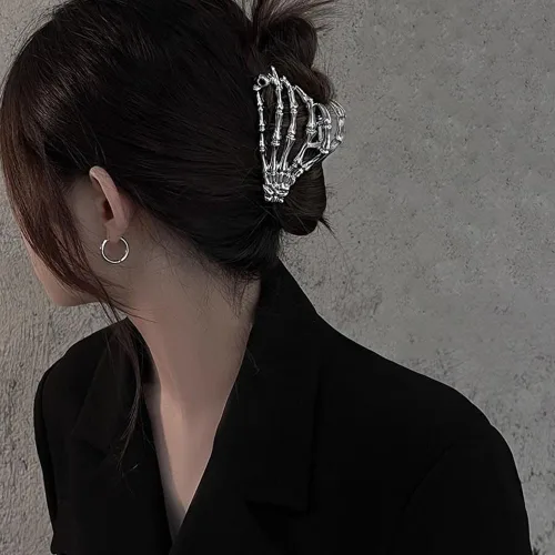 Vista 4 de Pinzas de pelo de aleación de calavera – Divertidas pinzas punk, agarre fuerte para cabello grueso y fino, accesorios de metal plateado