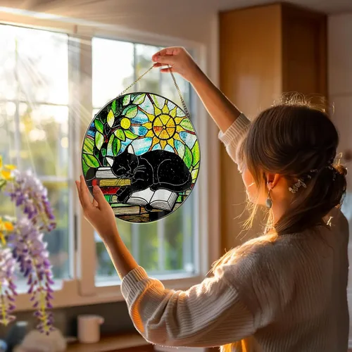 Vista 2 de Colgante de Vidriera, Gato Negro de 8 Pulgadas sobre Libro Atrapasol de Vidriera, Decoración Colgante para Ventana, Regalos para Amantes