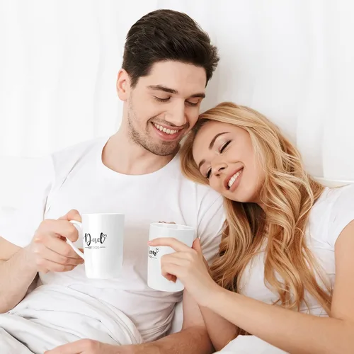 Vista 3 de Regalos de embarazo para madres primerizas – Regalos para nuevas mamás para mujeres, mamá y papá Est 2022 Juego de tazas de 14 onzas con mameluco