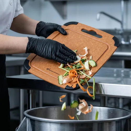 Vista 5 de Restaurantware Nature Tek - Tabla de cortar de 11.8 x 9.3 pulgadas, 1 tabla de cortar de madera antideslizante, ranura para jugo y mango integrado