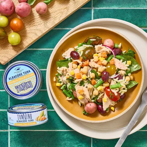 Vista 6 de Tonnino Atún Albacora - Trozos premium en agua con garbanzos, maíz y zanahorias - Paquete de 12 - Alternativa al salmón - Snacks proteicos - Comidas