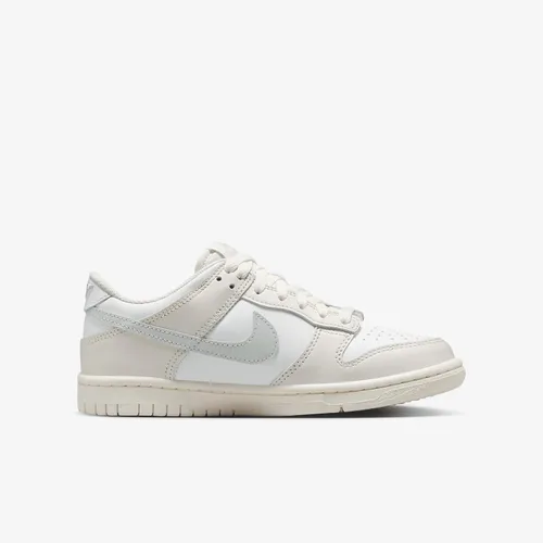 Vista 445 de Nike Kid's Dunk Low Sneaker