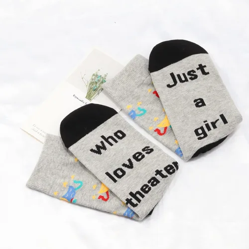 Vista 4 de JNIAP Regalos de teatro, 2 pares de calcetines de teatro Broadway, regalo para amantes de la música de Broadway, regalo de Just A Girl Who Loves