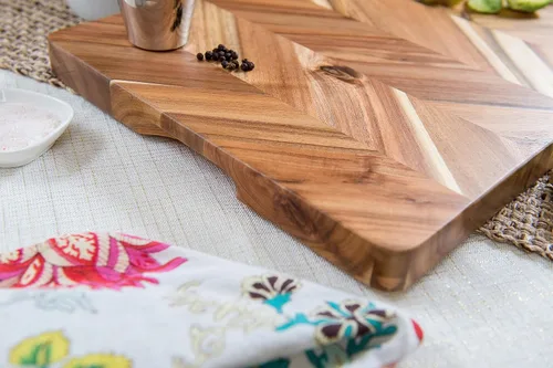 Vista 6 de Lipper International Tabla de cortar y servir rectangular en espiga de acacia con asas insertadas para cortar carnes, frutas y verduras, mediano, 12