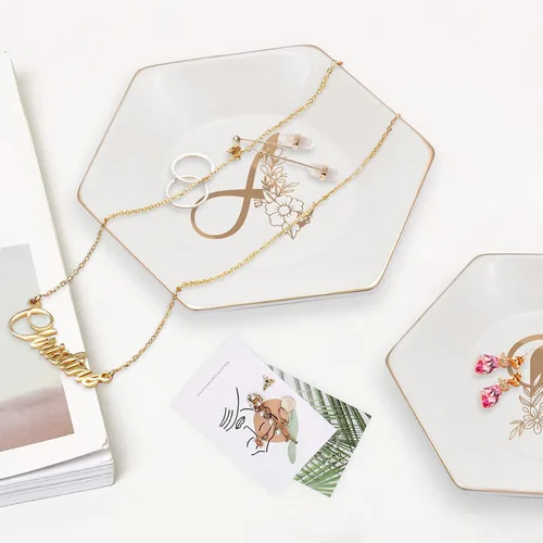 Vista 2 de CARAKNOTS Bandeja de joyería con inicial, plato para anillos, regalos de graduación, soporte para anillos con monograma para profesores, bandeja