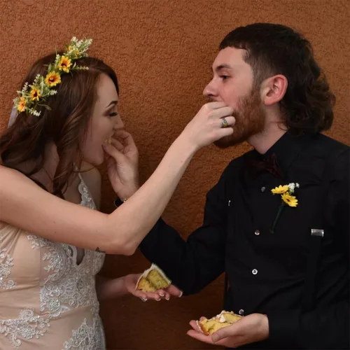 Vista 3 de DDazzling - Diadema de flores de eucalipto para mujer y niña, diseño de hojas verdes, banda para la cabeza, halo para novias, para foto