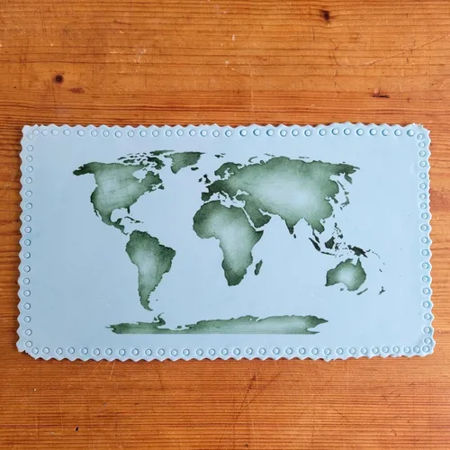 Vista 4 de Plantilla de pastel de mapa del mundo por Designer Stencils, Beige/semitransparente, 4.75 x 8