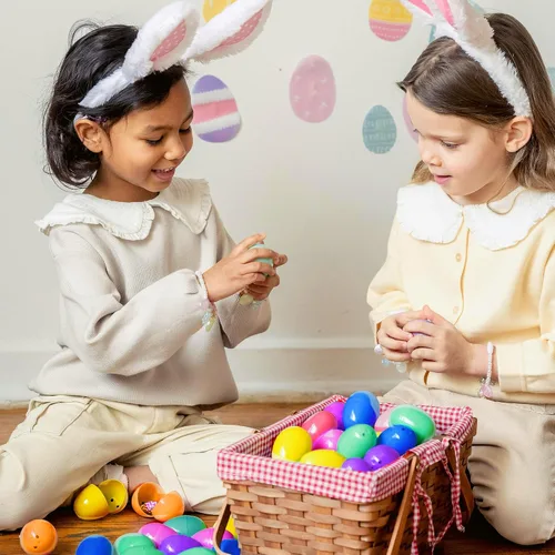 Vista 4 de Huevos de Pascua de plástico sorpresa juguetes ciegos bolsas de colores surtidos brillantes y vacíos, cestas de manualidades para juegos de caza