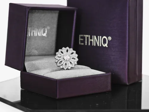Vista 6 de ETHNIQ Carrington Collection - Alianzas de boda chapadas en platino con tema floral adornado con circonita cúbica de diamante, ideas de regalo