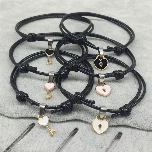 Vista 2 de MileHouse - Pulsera de moda para niñas y mujeres, 1 pieza de bisutería con cierre de llave, diseño de corazón, color negro