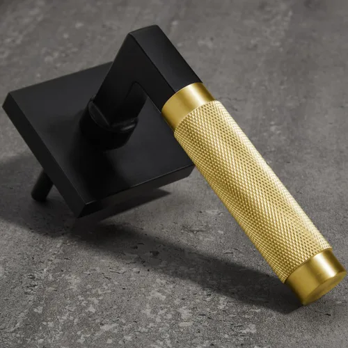 Vista 2 de Explore Hardware Ginebra - Manija de puerta de latón macizo – Negro mate y mango decorativo sin giro dorado satinado