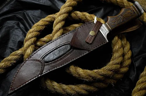 Vista 5 de 2a's Knives Cuchillo Bowie de acero D2 hecho a mano con funda, este cuchillo de corte tiene mango de madera grabado a mano.