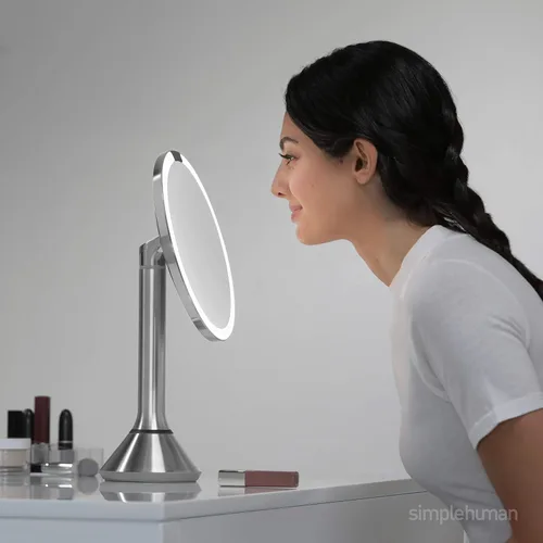 Vista 3 de simplehuman Espejo con sensor, espejo de maquillaje iluminado con aumento (5X), espejo redondo de 8 pulgadas con lupa con luces, inalámbrico, acero