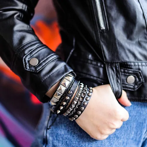 Vista 5 de Eigso Juego de 4 pulseras de cuero punk con tachuelas para hombres y mujeres, pulseras clásicas vikingas de los años 80 para hombre y mujer, Cuero