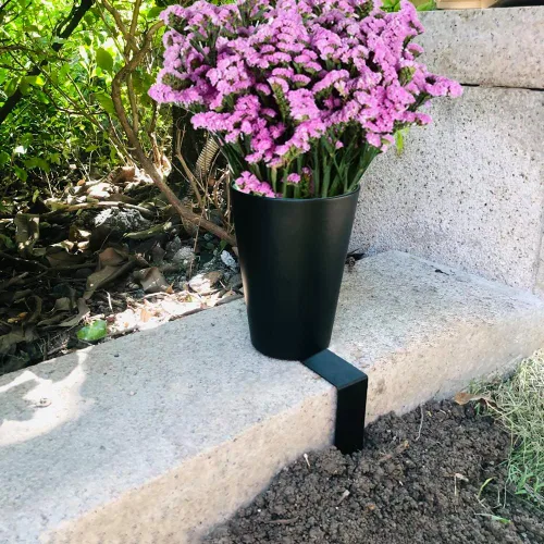 Vista 2 de Nuevo jarrón de cementerio con una estaca, jarrón de flores de cementerio con espuma floral, negro (las flores no están incluidas)
