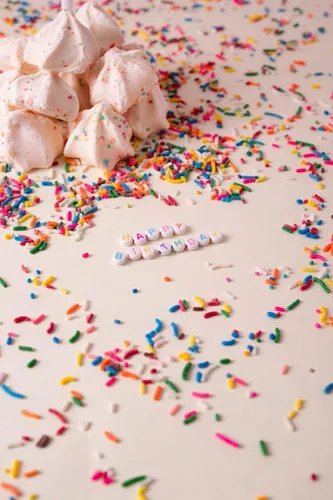 Vista 7 de Krunchy Melts - Galletas de merengue originales - Sabor a pastel de cumpleaños - Merengues - Sin grasa - Sin gluten - Sin nueces - Apto para Keto