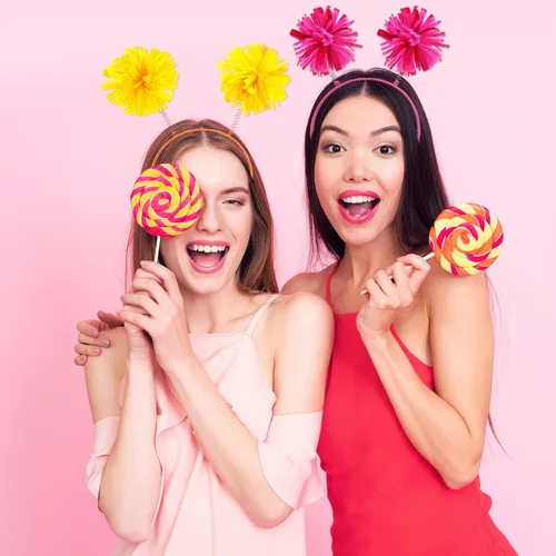 Vista 4 de Tigeen 12 diademas con pompones para la cabeza con pompones para fiesta de cumpleaños, accesorios para mujeres y adultos (color mezclado)