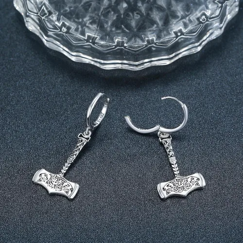 Vista 2 de KATHLU Aretes de aro con diseño de runas vikingas, espada de calavera, huesos de cruz de cráneo, punta de flecha, lanza valknutnudo de brujamartillo