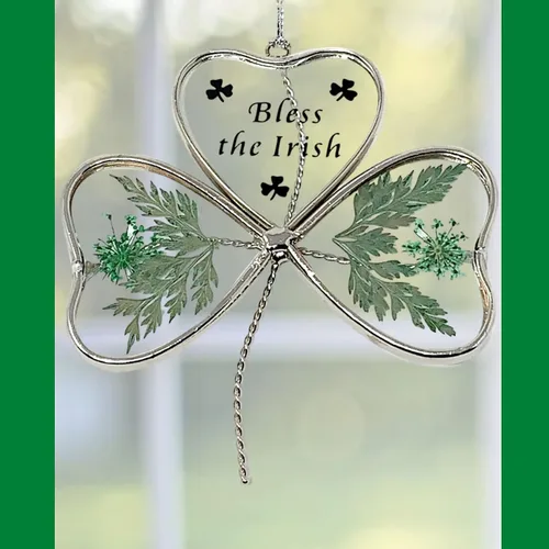 Vista 2 de Atrapasoles de trébol irlandés – Atrapasoles de trébol floral verde prensado con «Bless the Irish» – Decoración de ventana del día de San Patricio