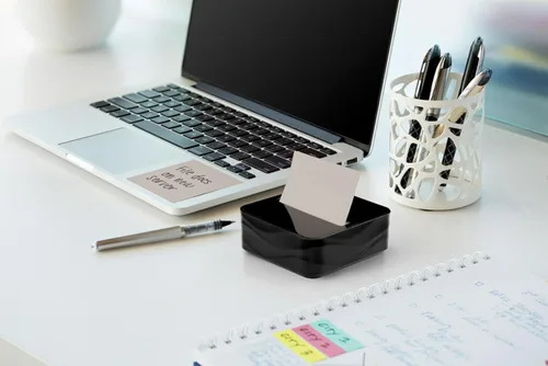 Vista 4 de Dispensador de Notas Post-it Moderno Negro El Paquete Incluye Dispensador y 3 Blocs de Notas Adhesivas Pop-up Super Sticky 2X El Poder de Adherencia