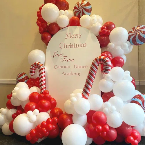 Vista 6 de Kit de arco de guirnalda de globos de Navidad, 148 unidades, globos rojos y blancos rubí, bastón de caramelo, piruleta, explosión, estrella, globos