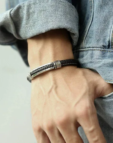 Vista 2 de FILOBOKO Pulsera de cuero negro para hombres adolescentes y niños, pulsera de hebilla ajustable de acero inoxidable plateado para hombres, Metal,