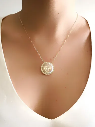 Vista 6 de LESLIE BOULES Collar con colgante de San Benito para mujer, cadena chapada en oro de 18 quilates, 18 pulgadas de largo, Nácar