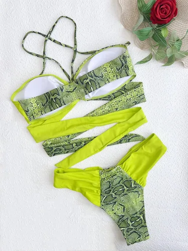 Vista 4 de WDIRARA Traje de baño de dos piezas para mujer, con estampado de piel de serpiente y corte entrecruzado