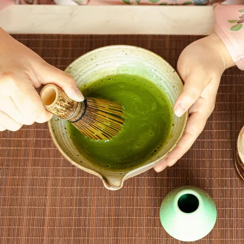 Vista 3 de ELITEA Batidor Matcha de calidad de bambú púrpura Chasen hecho a mano para ceremonia de té Matcha