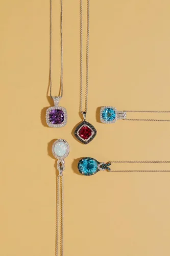 Vista 4 de Collar con pendiente de lazo ovalado de topacio azul con diamantes blancos y azules, 18