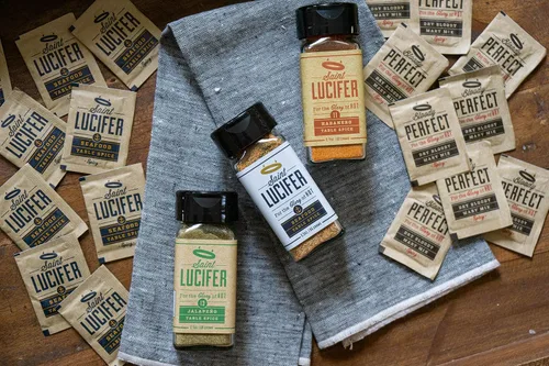 Vista 3 de Saint Lucifer, Paquete triple combinado, 3 condimentos de habanero, jalapeño y mariscos, fabricados en los Estados Unidos, sin gluten, sin azúcar