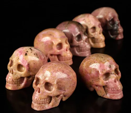 Vista 8 de Skullis Calavera de cristal de rodonita rosa y negra, escultura de arte fino de piedras preciosas talladas a mano, estatua de piedra curativa