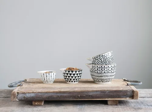 Vista 2 de Creative Co-Op Tazas medidoras de gres blanco y negro con galvanoplastia dorada (juego de 4 tamaños)