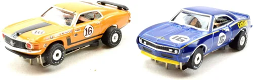 Vista 6 de Auto World/Premium Hobbies T/A Challenge Mustang VS Camaro a escala HO Set de juego de carreras de coche con ranura CP7973