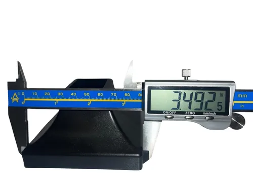 Vista 2 de JM Steel. Falda de plástico entrelazada para postes de 1 "x 1" para poste y 3.5 "x 3.5" para base.