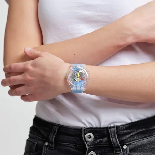 Vista 3 de Swatch Reloj unisex con rayas azul claro (Modelo SUOK156), Azul, Moderno