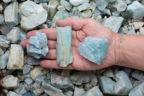 Vista 4 de Fantasia Materiales: 1/4 lb Aguamarina Natural Piedras en bruto de Pakistán, Piedra