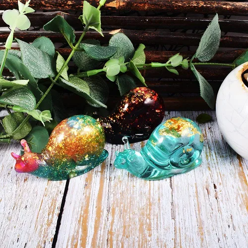 Vista 2 de Moldes de silicona de animales, 3 moldes de resina 3D con formas realistas de caracol, rana y lagarto, moldes de resina epoxi, escritorio de pared