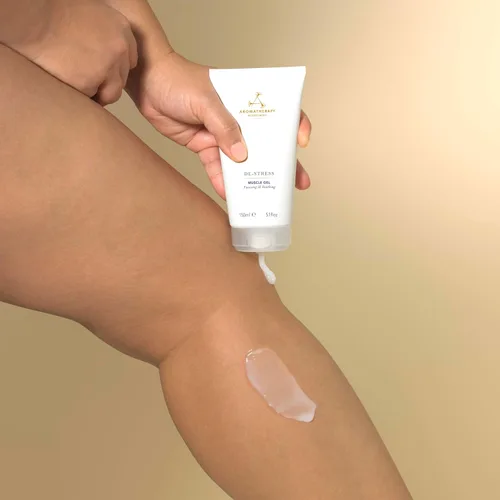 Vista 7 de Aromatherapy Associates Gel muscular antiestrés. Gel eficaz para calmar el cuerpo. Mezclado con aceites esenciales de romero, jengibre y pimienta